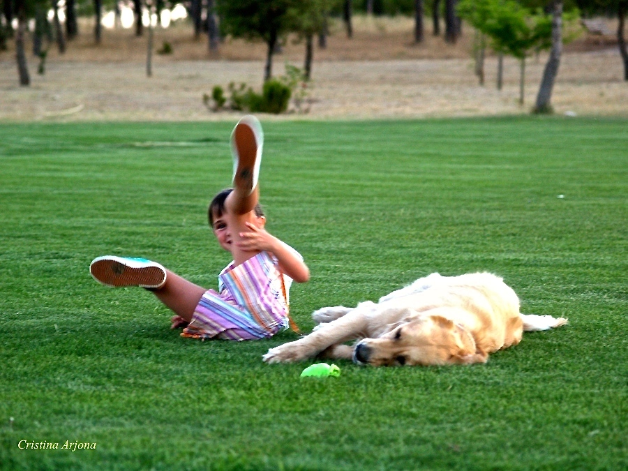 Celia jugando con Tara