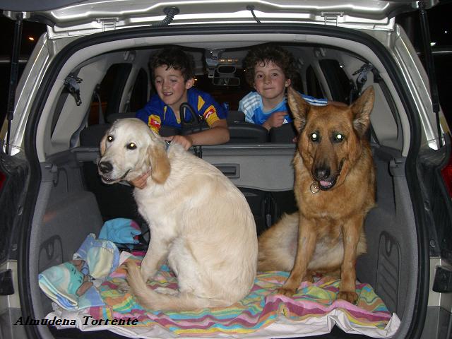 Pablo y Gonza con su Mara y Karí­n